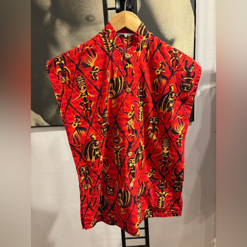Kilohana Red Hawaiian Tribal Print Button-Up Sleeveless Shirt Hula and Tiki